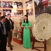 Các đại biểu tham quan trưng bày hiện vật gốm Chu Đậu. (Ảnh: Mạnh Minh/TTXVN)