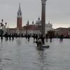 Chính phủ Italy ban bố tình trạng khẩn cấp tại Venice sau khi thành phố cổ kính này bị ngập chìm trong đợt triều cường lớn nhất trong 50 năm qua. (Ảnh: THX/TTXVN)