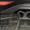 Thiết bị đo độ phát thải được lắp đặt trong ống xả của xe hơi do Tập đoàn Volkswagen sản xuất tại Ludwigsburg, Đức. (Ảnh: AFP/TTXVN)