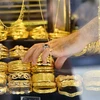 Các sản phẩm thủ công chế tác từ vàng được bày bán tại một khu chợ ở thành phố Gaza. (Ảnh: THX/TTXVN)