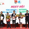 Phó Chủ tịch thường trực Trung ương Hội Liên hiệp thanh niên Việt Nam Nguyễn Tường Lâm tặng hoa cho các thủ lĩnh tình nguyện. (Ảnh: Văn Điệp/TTXVN)