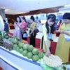 Các đại biểu tham quan các gian hàng trưng bày sản phẩm của các hợp tác xã tại một hội chợ. (Ảnh: Danh Lam/TTXVN)