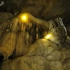 Trong hang có rất nhiều nhũ đá tạo nên vẻ đẹp huyền bí. (Ảnh: Phan Tuấn Anh/TTXVN)