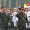 Đại tướng Ngô Xuân Lịch và Bộ trưởng Bộ Quốc phòng Lào Chansamone Chanyalath duyệt đội danh dự Quân đội nhân dân Việt Nam. (Ảnh: Dương Giang/TTXVN)