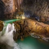 Thác nước trong hang Tú Làn. (Nguồn: Oxalis Adventures/Vietnam+)