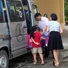 Cô giáo và Ban giám hiệu trường Nguyễn Tất Thành (Hà Nam) kiểm tra số lượng học sinh sử dụng dịch vụ xe đưa đón. (Ảnh: Đại Nghĩa/TTXVN)