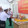 Các chiến sỹ hải quân của Lữ đoàn 146 thắp hương tưởng niệm các liệt sỹ hải quân đã anh dũng hy sinh tại quần đảo Trường Sa. (Ảnh: Nguyễn Văn Nhật/TTXVN)
