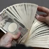 Kiểm tiền mệnh giá 10.000 yen tại Tokyo, Nhật Bản. (Nguồn: AFP/TTXVN)