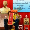Ông Sok Dareth, Tổng lãnh sự Campuchia tại Thành phố Hồ Chí Minh (phải) trao Huân chương Hoàng gia Sahametrei hạng Nhất của Vương quốc Campuchia cho đại diện gia đình cố Thiếu tướng Hoàng Thế Thiện. (Ảnh: Xuân Khu/TTXVN) 