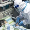 Điều trị cho bệnh nhân nhiễm virus corona tại Vũ Hán, Trung Quốc. (Ảnh: AFP/TTXVN)