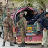 Binh sỹ Pakistan tăng cường tuần tra tại các khu dân cư. (Nguồn: AFP/TTXVN)
