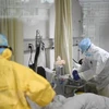Nhân viên y tế chăm sóc bệnh nhân viêm đường hô hấp cấp do chủng virus corona mới tại bệnh viện ở Trùng Khánh, Trung Quốc, ngày 1/2/2020. (Nguồn: THX/TTXVN) 