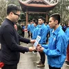 Ông Trần Quang Hưng Phó Bí thư Thành đoàn Hà Nội trao chứng nhận cho các thanh niên tiêu biểu tình nguyện lên đường nhập ngũ Cầu Giấy 2020. (Ảnh: CTV)
