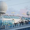 Hành khách trên du thuyền Diamond Princess tại cảng ở Yokohama, Nhật Bản, ngày 18/2/2020. (Ảnh: AFP/TTXVN)