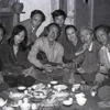 Bức ảnh "Những người muôn năm cũ" được nhiếp ảnh gia Hà Tường chụp năm 1983 tại nhà riêng của nhạc sĩ Nguyễn Thụy Kha. (Nguồn: Báo Thể thao Văn hóa)