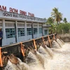 Trạm bơm Bình Phan bơm đưa nước về phục vụ trà lúa Đông Xuân các huyện Chợ Gạo, Gò Công Tây, tỉnh Tiền Giang. (Nguồn: TTXVN)