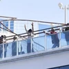 Hành khách trên du thuyền Diamond Princess tại cảng Yokohama, Nhật Bản ngày 13/2/2020. (Ảnh: Kyodo/TTXVN)