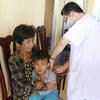 Bác sỹ Trạm xá quân dân y Vĩnh Gia khám bệnh cho người dân xã Vĩnh Gia, huyện Tri Tôn, tỉnh An Giang. (Ảnh: Công Mạo/TTXVN)