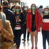Người dân đeo khẩu trang để phòng tránh lây nhiễm COVID-19 tại Milan, Italy, ngày 24/2/2020. (Ảnh: THX/TTXVN)