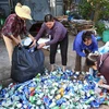 Thu gom phế liệu tại các hộ gia đình để bán gây quỹ giúp đỡ phụ nữ và trẻ em nghèo ở Quảng Trị. (Ảnh: Thanh Thủy/TTXVN)