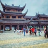 Du khách tham quan chùa Tam Chúc. (Nguồn: Vietnam+)