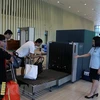 Nhân viên Chi cục Hải quan cửa khẩu quốc tế Hữu Nghị (Lạng Sơn) giám sát việc kiểm tra hành lý của khách nhập cảnh bằng máy soi. (Ảnh: Phạm Hậu/TTXVN)