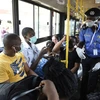 Cảnh sát nhắc nhở người dân các biện pháp phòng lây nhiễm COVID-19 tại Lagos, Nigeria. (Ảnh minh họa: AFP/TTXVN)