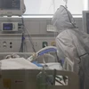 Nhân viên y tế chăm sóc bệnh nhân mắc COVID-19 tại một bệnh viện ở thành phố Daegu, Hàn Quốc ngày 18/3/2020. (Ảnh: Yonhap/TTXVN)