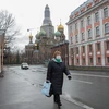 Người dân đeo khẩu trang phòng dịch COVID-19 tại St. Petersburg, Nga ngày 2/4/2020. (Ảnh: THX/TTXVN)