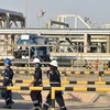 Công nhân công ty dầu Aramco làm việc tại nhà máy chế dầu Abqaiq của Saudi Arabia. (Nguồn: AFP/TTXVN)