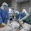 Nhân viên y tế điều trị cho bệnh nhân mắc COVID-19 tại một bệnh viện ở Vũ Hán, Trung Quốc ngày 5/5/2020. (Ảnh: THX/TTXVN)