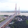 Cầu Cần Thơ là cầu dây văng đầu tiên xây dựng qua dòng sông Hậu, nối thành phố Cần Thơ và tỉnh Vĩnh Long, là cầu dây văng có nhịp chính dài nhất Đông Nam Á (550m). (Ảnh: Mạnh Linh/TTXVN)