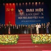 Ban Chấp hành Hội Nhà báo Việt Nam khoá X ra mắt Đại hội. (Ảnh: Trí Dũng/TTXVN)