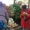 Người dân mua thực phẩm tại chợ ở Johannesburg, Nam Phi ngày 17/4/2020 trong bối cảnh dịch COVID-19 bùng phát. (Ảnh: THX/TTXVN)