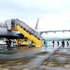 Chuyến bay chở 240 chuyên gia Hàn Quốc hạ cánh sân bay Vân Đồn an toàn. (Nguồn: TTXVN)