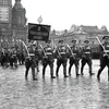 Nguyên soái Liên Xô Rodion Malinovsky dẫn đầu đoàn binh sỹ trong Lễ duyệt binh mừng chiến thắng tại Quảng trường Đỏ ở Thủ đô Moskva, ngày 24/6/1945. (Ảnh: Tư liệu quốc tế/TTXVN) 