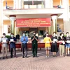 Lãnh đạo Ủy ban Nhân dân tỉnh và Bộ Chỉ huy Quân sự tỉnh Sóc Trăng trao giấy chứng nhận hoàn thành cách ly cho các công dân. (Ảnh : Trung Hiếu/TTXVN)