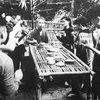 Bác Hồ trong một bữa cơm cùng đồng bào, chiến sỹ tại chiến khu Việt Bắc. (Ảnh: Tư liệu/TTXVN)