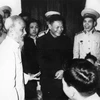 Bác Hồ đến thăm cán bộ, chiến sỹ một đơn vị Cảnh sát nhân dân khu Hoàn Kiếm (Hà Nội), ngày 1 Tết Quý Mão 1963. (Ảnh: Tư liệu/TTXVN)