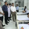 Phó Chủ tịch Ủy ban Nhân dân Thành phố Hồ Chí Minh Dương Anh Đức (đứng giữa) thăm các em học sinh bị nạn. (Ảnh: Hồng Giang/TTXVN)