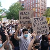 Người dân tham gia biểu tình phản đối nạn phân biệt chủng tộc, tại New York, Mỹ ngày 30/5/2020. (Nguồn: AFP/TTXVN)