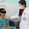Bác sỹ Võ Thị Đoan Phượng, Trưởng Khoa Lâm sàng 1, Bệnh viện Da Liễu Thành phố Hồ Chí Minh khám cho bệnh nhân. (Nguồn: TTXVN)