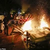 Người biểu tình đốt lửa gần Nhà Trắng ở Washington. (Nguồn: AP)