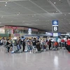 Công dân xếp hàng chờ làm thủ tục ở sân bay Narita. (Ảnh: Đào Thanh Tùng/TTXVN) 