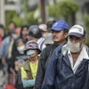 Người vô gia cư xếp hàng chờ nhận lương thực cứu trợ bên ngoài một bệnh viện ở Mexico City, Mexico ngày 9/5/2020. (Nguồn: AFP/TTXVN)