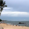 Khách du lịch vui chơi tại bãi biển Dinh Cậu, thị trấn Dương Đông, huyện đảo Phú Quốc (Kiên Giang). (Ảnh: Lê Huy Hải/TTXVN)