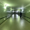 Hầm bộ hành trên đường Mai Dịch hiếm hoi người đi lại. (Ảnh: Tuyết Mai/TTXVN)