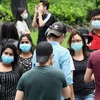 Người dân đeo khẩu trang phòng lây nhiễm COVID-19 tại Singapore ngày 5/4/2020. (Nguồn: AFP/TTXVN)