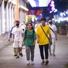 Các bạn trẻ thích thú với không khí trên phố đi bộ hồ Hoàn Kiếm ngày hoạt động trở lại sau thời gian tạm dừng hoạt động vì COVID-19. (Ảnh: Thành Đạt/TTXVN) 