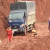 Mưa to gây sạt lở đất tại huyện Quỳnh Nhai, tỉnh Sơn La, khiến người dân và các phương tiện giao thông qua lại khó khăn. (Ảnh: Nguyễn Cường/TTXVN) 